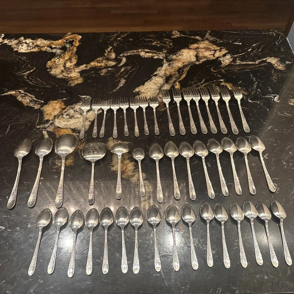 Lot of 46 pcs Wallace Sweetheart II - Hollywood II XXXX Silverplate Flatware Set